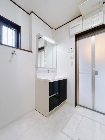 【中古戸建】伊勢崎市今泉町の独立洗面台|通常より広いタイプの洗面所になっています。のびのびと使える洗面所には寒い冬にストーブをおいても邪魔になりません♪