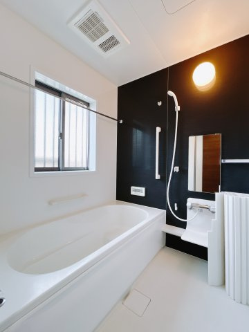 【中古戸建】伊勢崎市今泉町の浴室|清潔感あふれる浴室には、カビを防ぎ雨の日でも洗濯物を乾かせられる浴室暖房乾燥機を標準装備しております♪毎日のお手入れが楽になります。