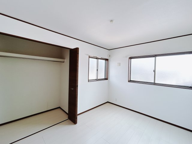 【中古戸建】伊勢崎市今泉町の洋室|「今日も一日お疲れ様」とご夫婦でゆったりくつろげる寝室。毎日の家事やお仕事に疲れた日はフカフカのベットで癒されてください。テレビや本棚をおいても快適な広さなのが自慢のお部屋です♪