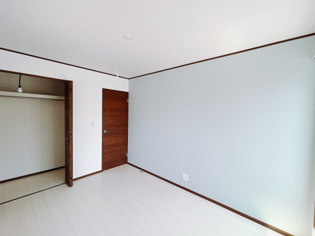 【中古戸建】伊勢崎市今泉町の洋室|広い寝室ならインテリアも自由自在にお楽しみいただけます♪お外から帰ってきた後は寝室でゆっくり自分の時間をお過ごしください。