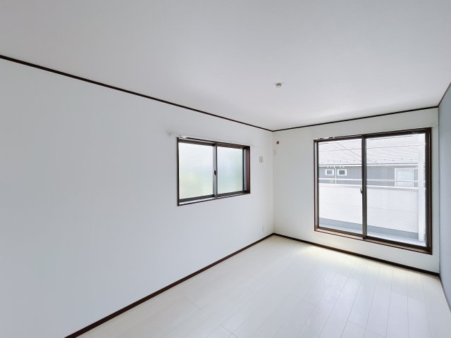 【中古戸建】伊勢崎市今泉町の洋室|ダブルベッドを置いても充分な広さを2Ｆのお部屋に設けております。お子様と家族みんなで寝るのも夢じゃありません♪窓からは光が差し込むので日中でも明るいお部屋です。