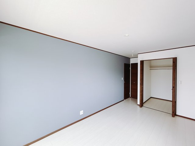 【中古戸建】伊勢崎市今泉町の洋室|お子様にとって初めての「自分だけのお部屋」。どんなお部屋にするのか楽しみになりますね♪こちらのお部屋は洋室になっているので、もし汚してしまっても簡単にお掃除できるので助かります。