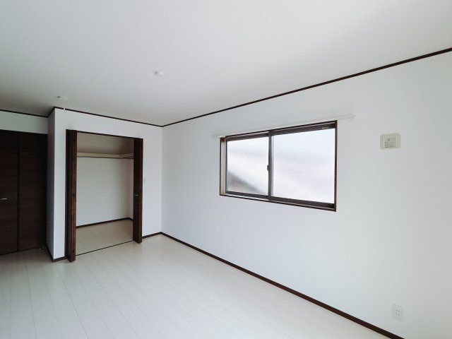 【中古戸建】伊勢崎市今泉町の洋室|ママ友が来ても子供達には子供部屋で遊んでいてもらうことができます。ママ達はリビングで楽しくおしゃべりに華を咲かせながら気兼ねなく盛り上がれます♪