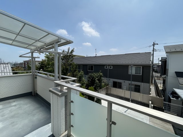 【中古戸建】伊勢崎市今泉町のバルコニー|バルコニーから入る日差しは暖かく、爽快な朝の目覚めを促してくれます♪洗濯物やお布団を干して太陽の香りを吸い込んだお布団で夜はおやすみください。