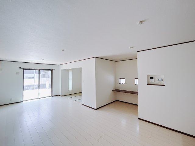 【中古戸建】伊勢崎市今泉町の居間・リビング|リビングに収納が多いのでお子様の遊び道具をしまうのに適しています。快適な空間＝豊富な収納！常に広々とした空間の中でゆっくりとお過ごしできます。