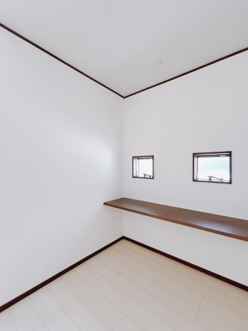 【中古戸建】伊勢崎市今泉町のその他|スタディカウンターでお子様が宿題や読書にも♪