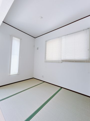 【中古戸建】伊勢崎市今泉町の和室|和室でしか味わえない畳ならではの香りや素材で和のやすらぎを感じてください♪畳にはリラックス効果があるといわれています。のんびりするならやっぱり和室が一番ですね♪