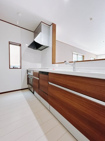 【中古戸建】伊勢崎市今泉町のキッチン|お料理をしながらお部屋を見渡せることができる対面キッチンを採用。コミュニケーションがとりやすく、家族の絆が深まります。今日の出来事をおしゃべりしながら楽しい時間をお過ごしください♪