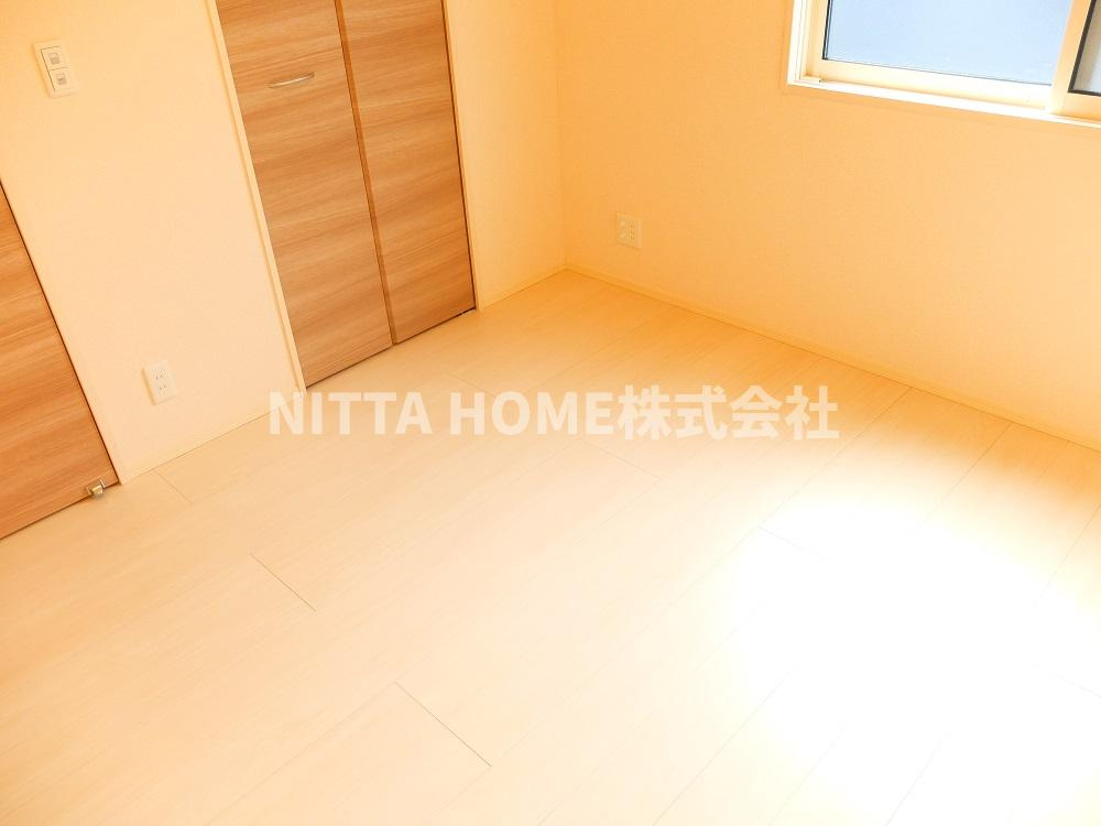 丹波市氷上町横田のアパートの子供部屋|綺麗なフローリングの室内です＊