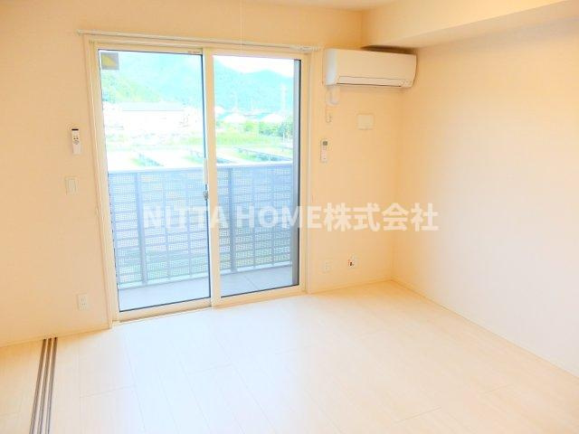 丹波市氷上町横田のアパートの居間・リビング|リビングルームは10.5帖です!(^^)!