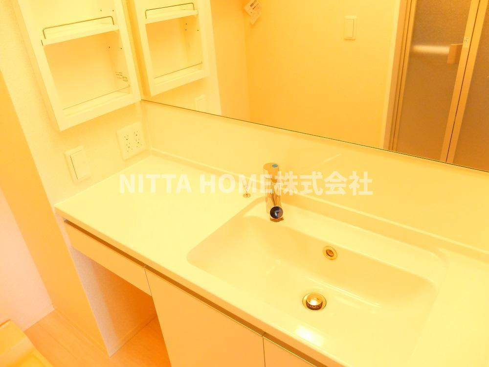 丹波市氷上町横田のアパートの洗面所|大きな鏡が魅力的な洗面台です◆