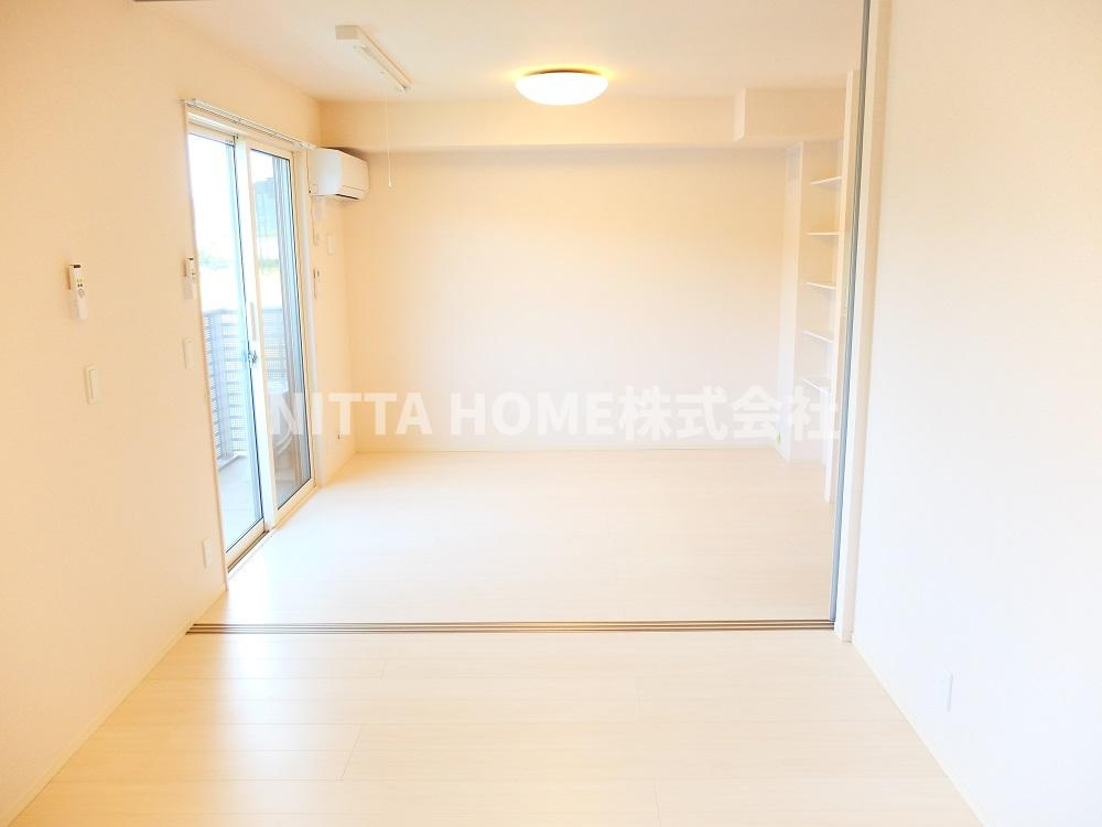 丹波市氷上町横田のアパートの洋室|リビングの隣にある洋室は６帖です＊独立した洋室は４.５帖◎