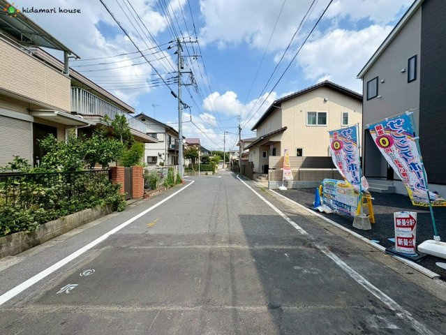 桶川市神明第2　新築戸建　クレイドルガーデン02の前面道路含む現地写真