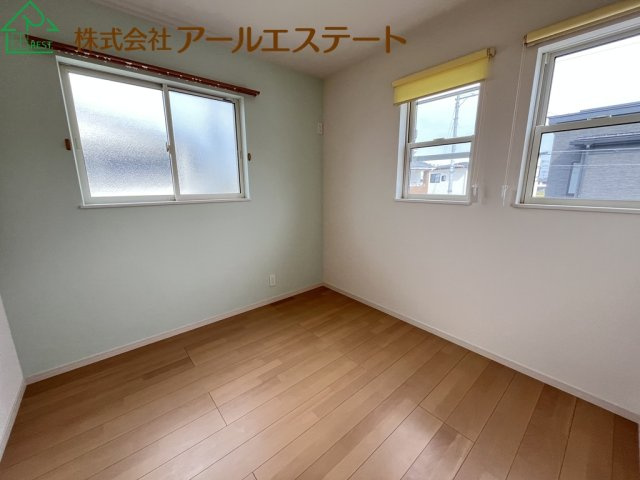 加古川市平岡町高畑　　中古戸建の洋室