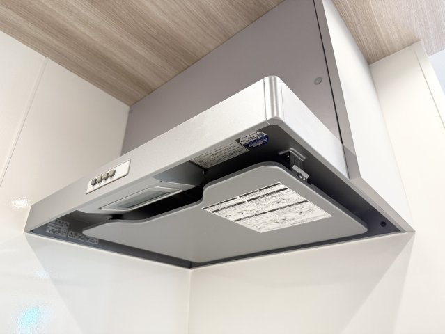 メゾン椿乃 | マイクロバブル浴が楽しめる お風呂付き物件のキッチン|整流板がついてるレンジフードだから お掃除ラクラク
