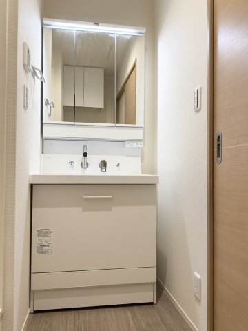 メゾン椿乃 | マイクロバブル浴が楽しめる お風呂付き物件の洗面所|三面鏡の洗面化粧台