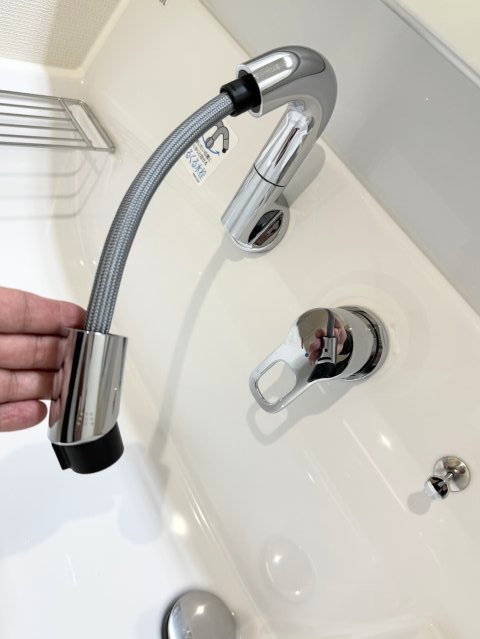 メゾン椿乃 | マイクロバブル浴が楽しめる お風呂付き物件の洗面所|ホースが伸ばせます