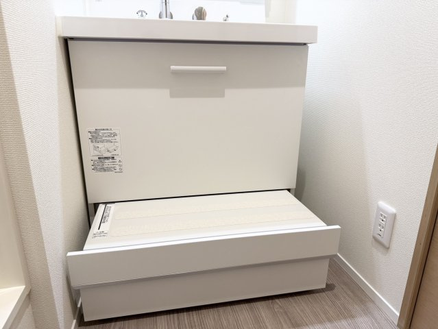 メゾン椿乃 | マイクロバブル浴が楽しめる お風呂付き物件の洗面所|小さいお子様でも鏡が覗けるように 下に収納式の台が付いてます