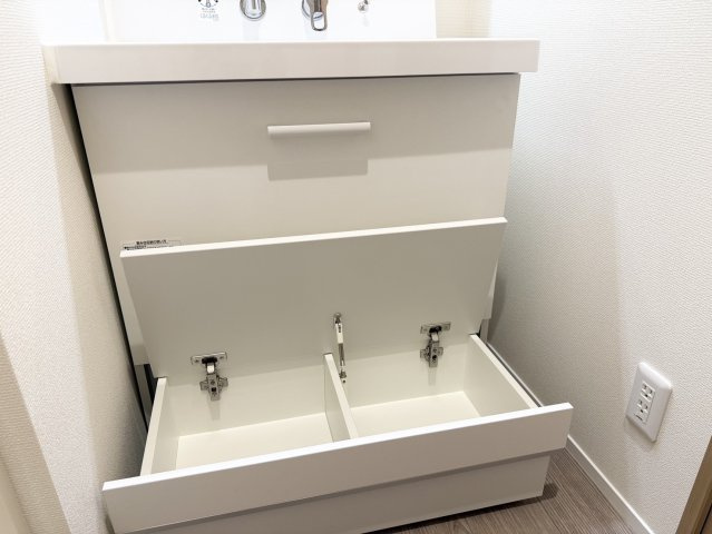 メゾン椿乃 | マイクロバブル浴が楽しめる お風呂付き物件の洗面所|小さいお子様でも鏡が覗けるように 下に収納式の台が付いてます