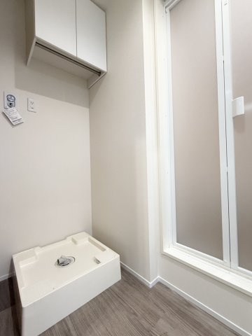 メゾン椿乃 | マイクロバブル浴が楽しめる お風呂付き物件の設備|室内洗濯機置き場。上にはありがたい収納も完備