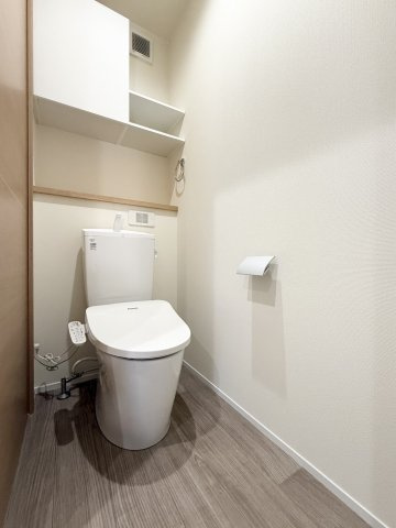 メゾン椿乃 | マイクロバブル浴が楽しめる お風呂付き物件のトイレ|収納棚も設置された広いトイレです