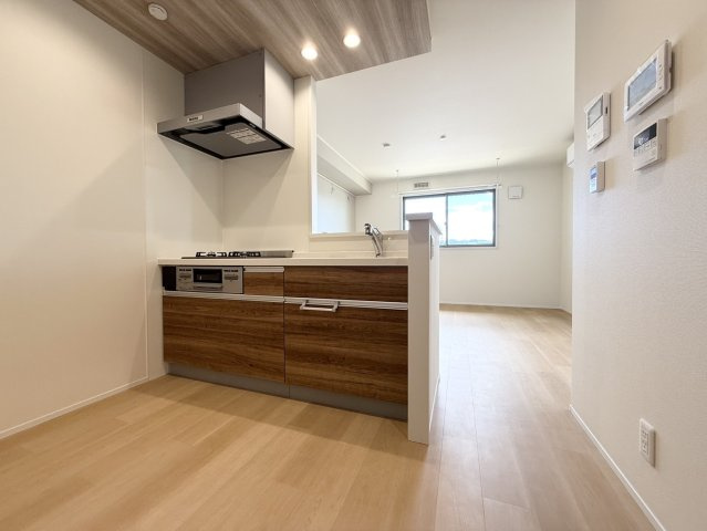 メゾン椿乃 | マイクロバブル浴が楽しめる お風呂付き物件のキッチン|ダウンライトが付いたリビングキッチンスペース。対面がまた良い感じです