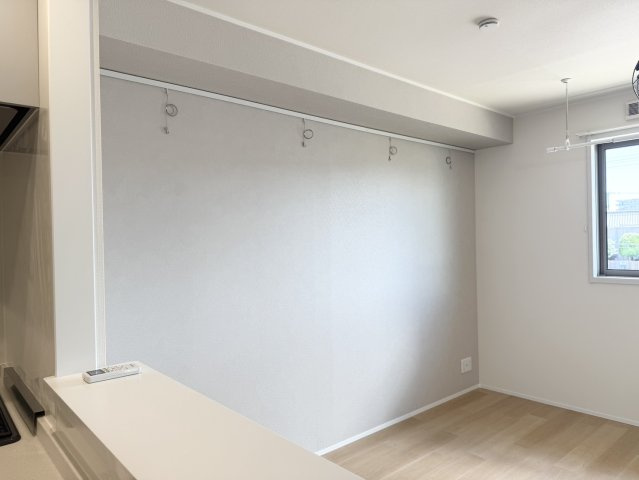 メゾン椿乃 | マイクロバブル浴が楽しめる お風呂付き物件の設備|リビングにピクチャーレール ＋ ワイヤーフックがついてます