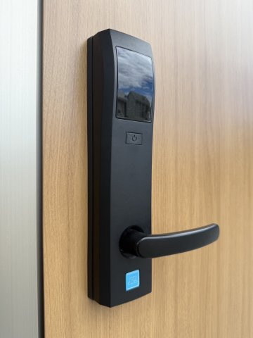 メゾン椿乃 | マイクロバブル浴が楽しめる お風呂付き物件の玄関|安心のカードキー式の玄関扉