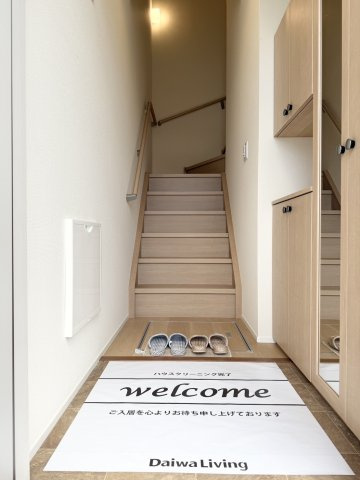 メゾン椿乃 | マイクロバブル浴が楽しめる お風呂付き物件の玄関|とっても明るいきれいな玄関