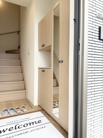 メゾン椿乃 | マイクロバブル浴が楽しめる お風呂付き物件の玄関|鏡付きのシューズボックス