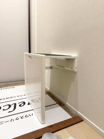 メゾン椿乃 | マイクロバブル浴が楽しめる お風呂付き物件のその他|玄関前にある 折り畳み式の椅子