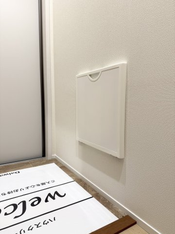 メゾン椿乃 | マイクロバブル浴が楽しめる お風呂付き物件のその他|玄関前にある 折り畳み式の椅子