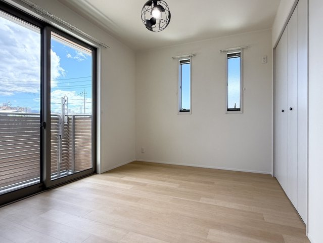 メゾン椿乃 | マイクロバブル浴が楽しめる お風呂付き物件の洋室|バルコニーに面したとっても明るい6.6帖の洋室