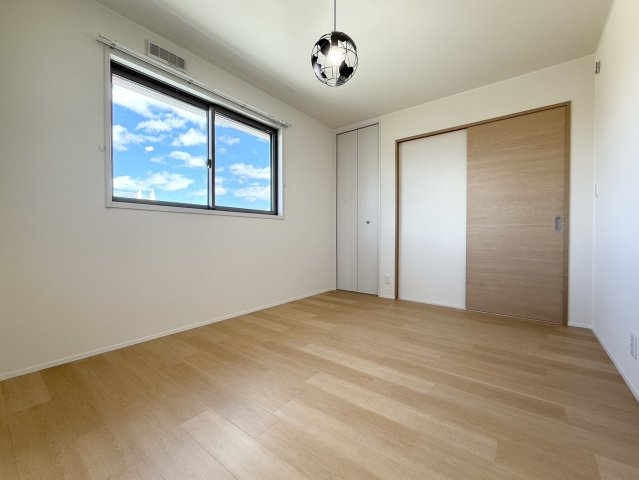 メゾン椿乃 | マイクロバブル浴が楽しめる お風呂付き物件の洋室|階段上って すぐ右側にある6.8帖の洋室