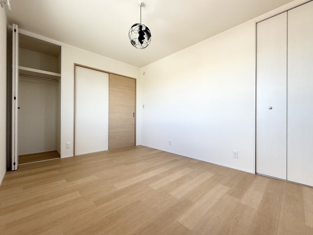 メゾン椿乃 | マイクロバブル浴が楽しめる お風呂付き物件の洋室|天井高のクローゼットが２つあります。収納便利です