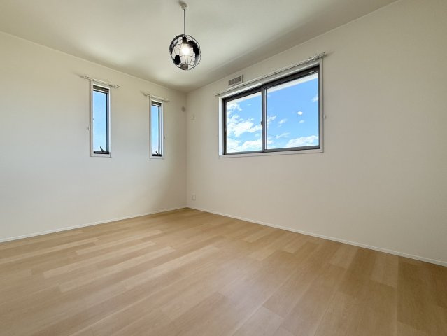 メゾン椿乃 | マイクロバブル浴が楽しめる お風呂付き物件の洋室|2つの小窓で 南面より日差しが入るようになっています