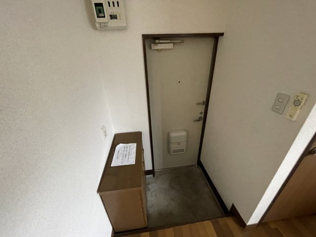 オリオンハイツB棟の玄関