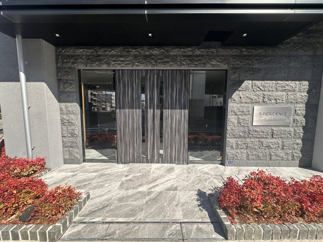 S-RESIDENCE高井田beletaのエントランス|ゆとりのあるエントランスです