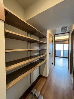 【その他共用部分】 | サンルシエル大津 | 玄関入ってすぐ棚があります