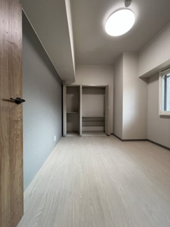 【洋室】 | サンルシエル大津 | 玄関入ってすぐ右手に洋室がございます
