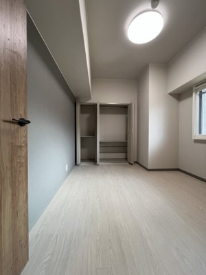 【洋室】 | サンルシエル大津 | 玄関入ってすぐ右手に洋室がございます
