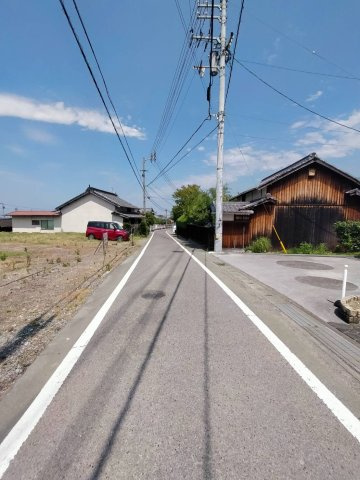 西条市楢木44-2　売土地の周辺|現地写真（南側前面道路　東向き撮影）