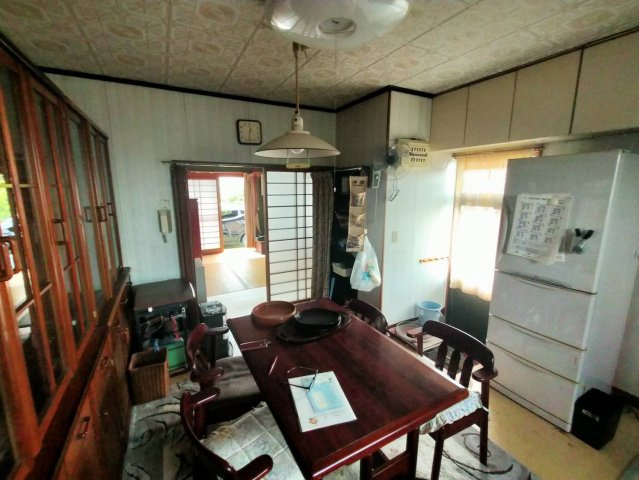 西条市楢木14-1　中古住宅の居間・リビング|大きなダイニングテーブルを置いても余裕のある広さ。家族の成長に合わせて活用可能です。