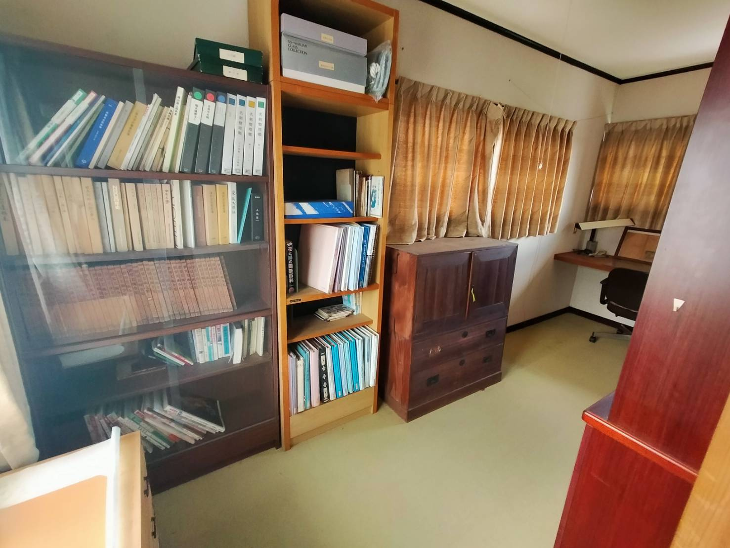 西条市楢木14-1　中古住宅の洋室|豊富な居室の一つを専用の書斎に。独立性の高い部屋配置で、集中できる環境を確保。