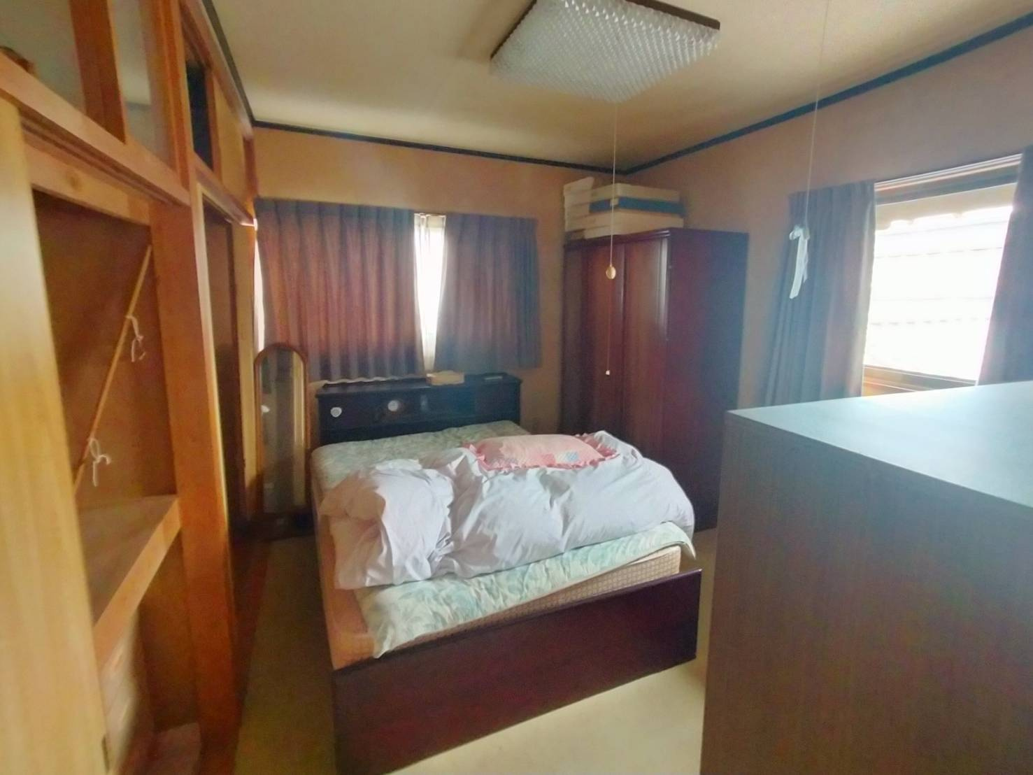 西条市楢木14-1　中古住宅の洋室|東向きに配置された寝室は、爽やかな朝日をいち早く取り込み、自然な目覚めを促します。