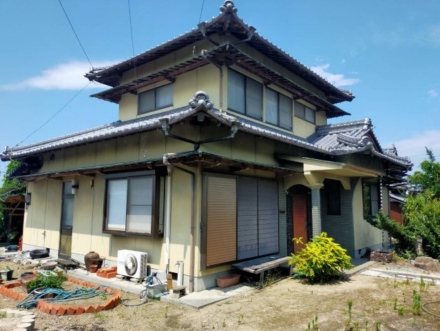 西条市楢木14-1　中古住宅の外観|圧倒的な敷地の広さが、住まいのゆとりとステータスを物語ります。駐車スペースの確保も容易で、来客時も安心してお迎えできる構え。南からの陽光をいっぱいに浴びる、健やかで誇らしい雰囲気の外観です。