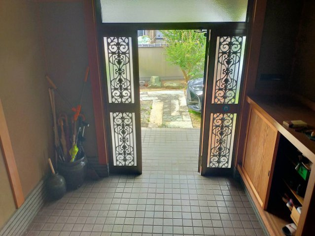 西条市楢木14-1　中古住宅の玄関|広い玄関で来客も安心してお迎えできます