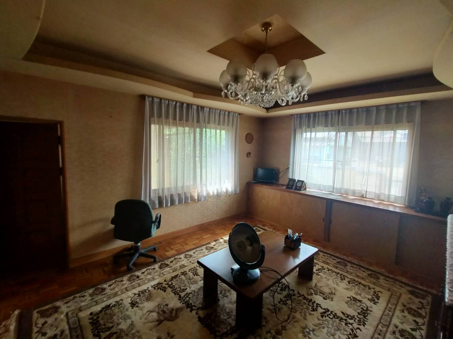 西条市楢木14-1　中古住宅の内装|玄関から直接案内できる独立した客間を備え、生活空間を見せずにゲストを迎えられます