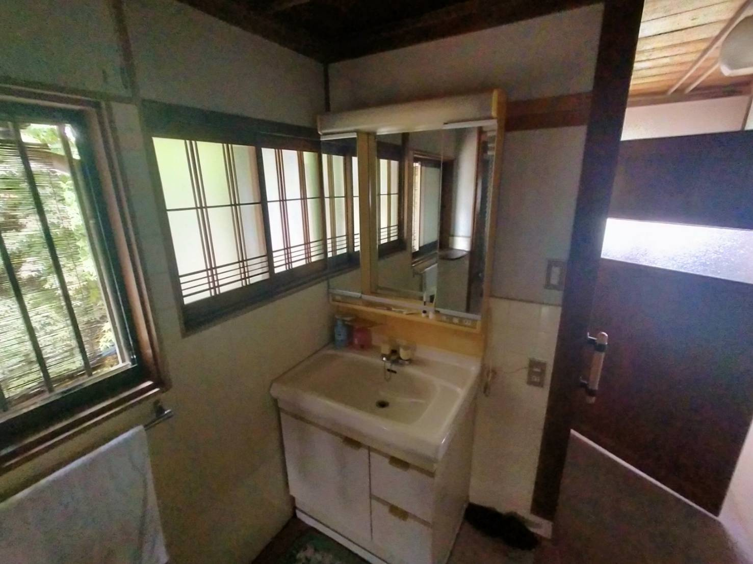 西条市楢木14-1　中古住宅の独立洗面台