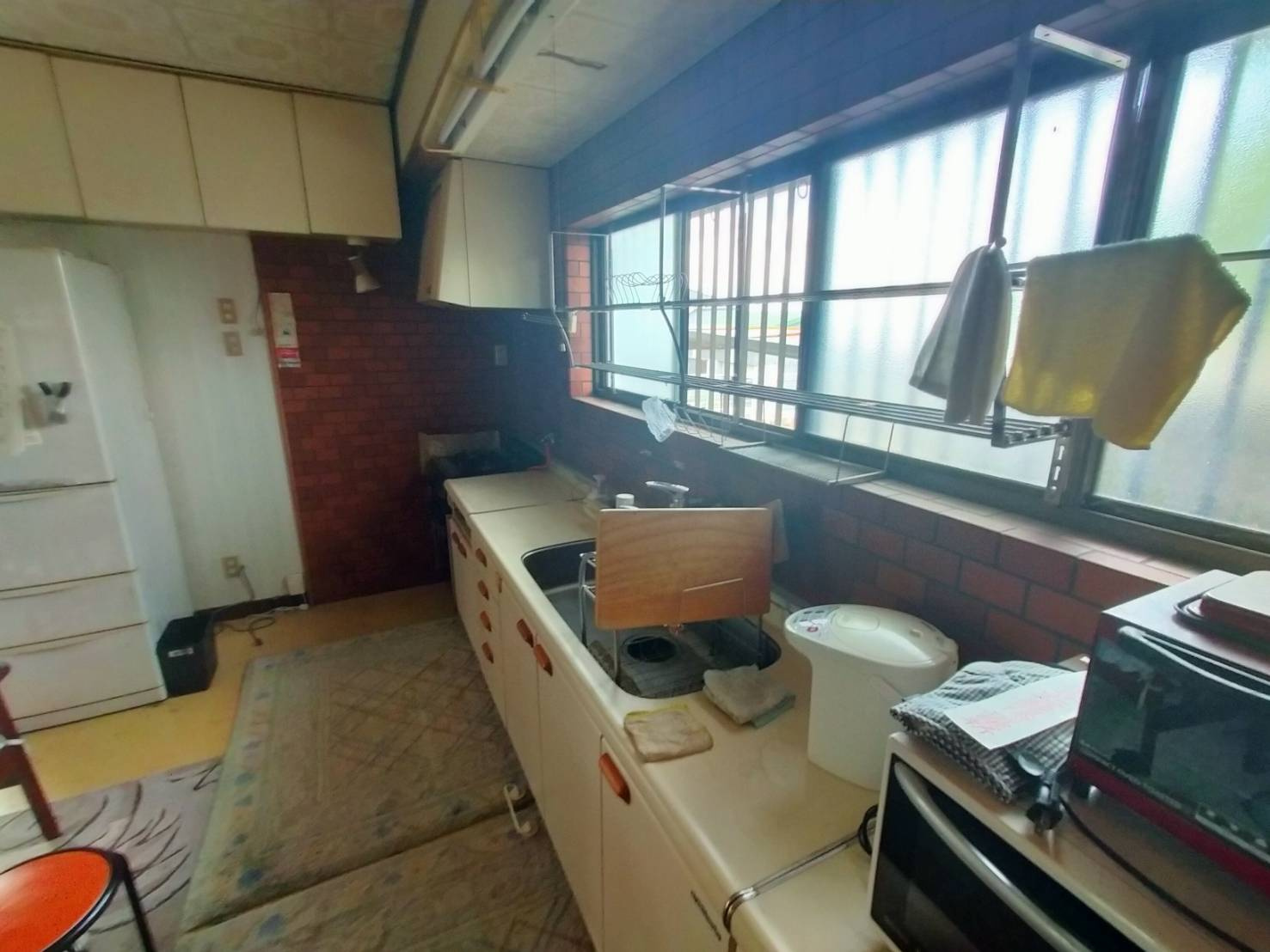 西条市楢木14-1　中古住宅のキッチン|広めのシンクと作業スペースを確保し、大型の調理器具や大量の食材も楽に扱えます。